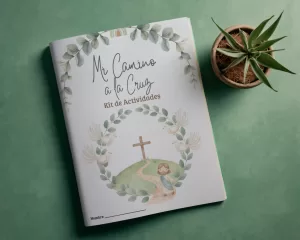 Kit de Pascua imprimible con tarjetas de historia de Jesús, laberinto y hojas para colorear sobre mesa de madera con lápices y café. Estilo boho.