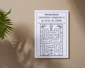 Muestra del laberinto del Viernes Santo y hoja de reflexión del kit de Pascua sobre mesa con lápices. Recurso de homeschooling cristiano de Ecos del Edén.