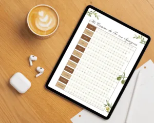Tableta en escritorio de madera mostrando el tracker digital Mi Camino de Fe con Spurgeon junto a café y audífonos.