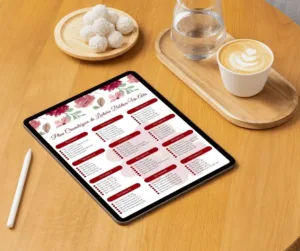 Tablet mostrando un plan cronológico de lectura bíblica digital en español con diseño floral, junto a café y dulces sobre mesa de madera.