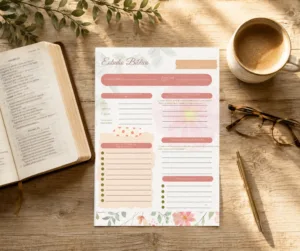 Hoja de estudio bíblico inductivo en PDF sobre mesa de madera junto a una Biblia abierta, taza de café y lentes.