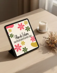 Tableta sobre escritorio de madera mostrando la portada del plan de lectura de Salmos de gratitud en PDF junto a una vela y flores secas.