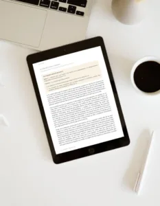 Tablet sobre escritorio blanco mostrando el texto del libro La Vida Cristiana de Juan Calvino junto a un café.